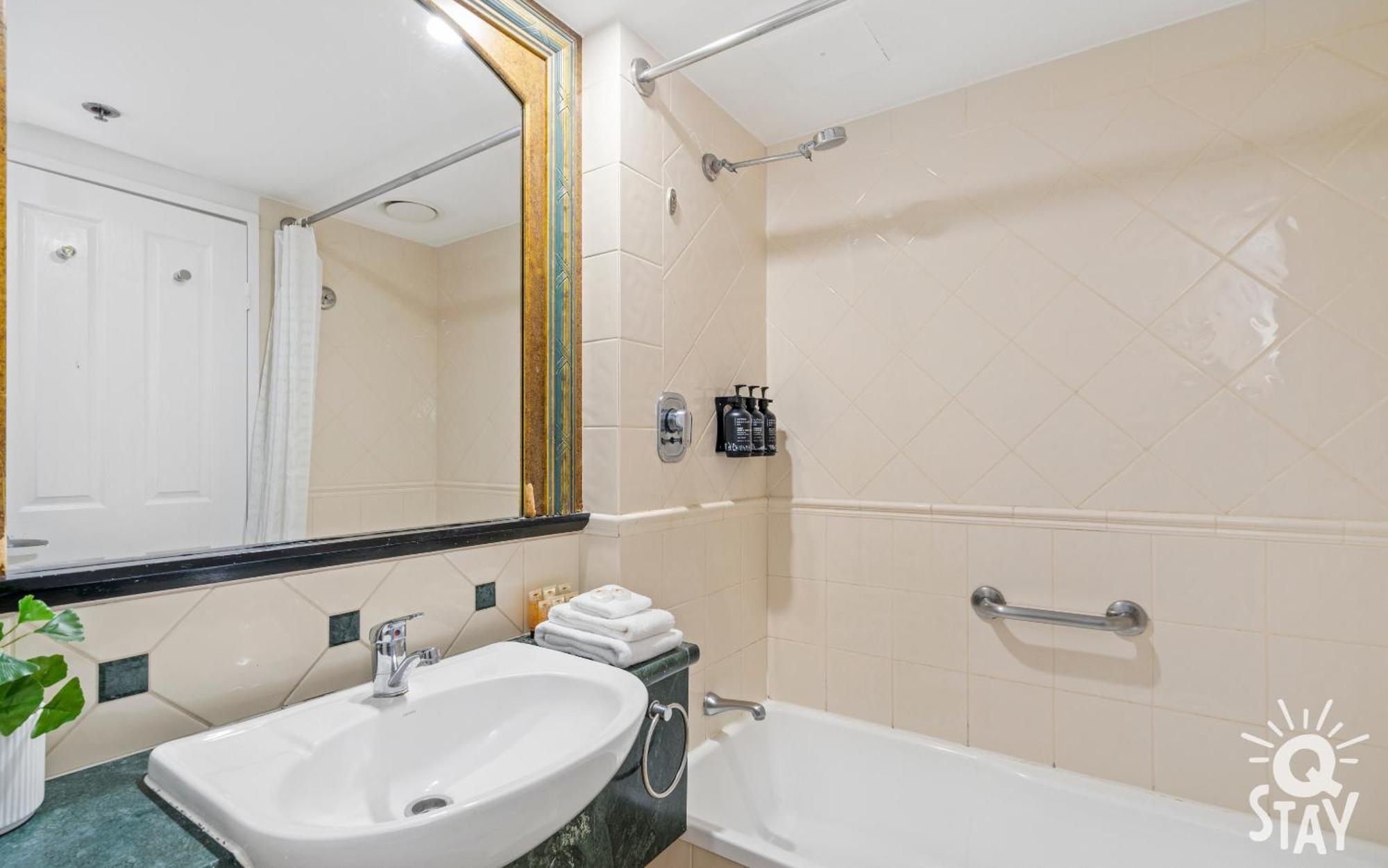 Legends Apartments - Qstay ゴールドコースト エクステリア 写真